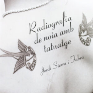 Radiografia de noia amb tatuatge