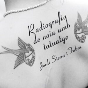 Radiografía de noia amb tatuatge